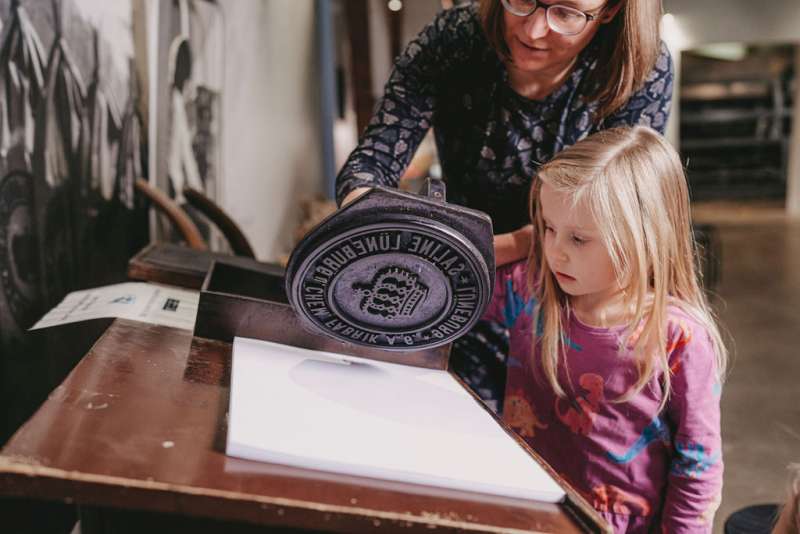 Familie an der Stempelstation © Wolter_Sophie