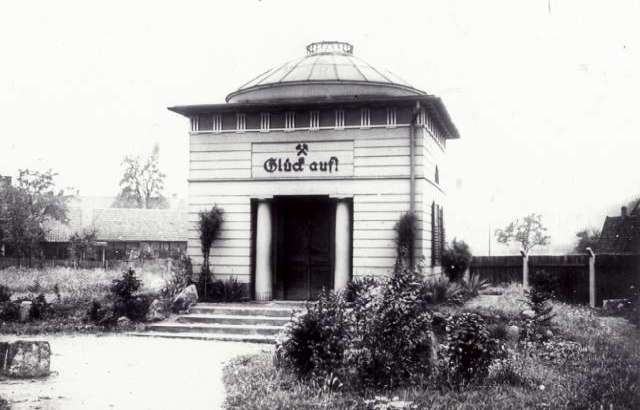 Historische Fotografie des Brunnenhaus